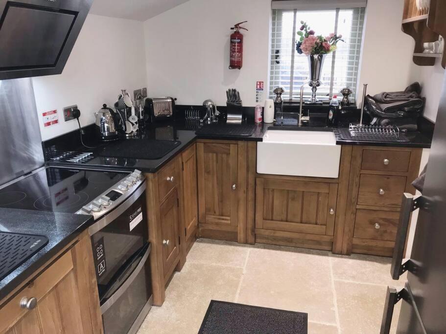 Chic 2 Bed Peak District Cottage Barn Near Alton Towers, Polar Bears, Chatsworth House Leek Exterior foto